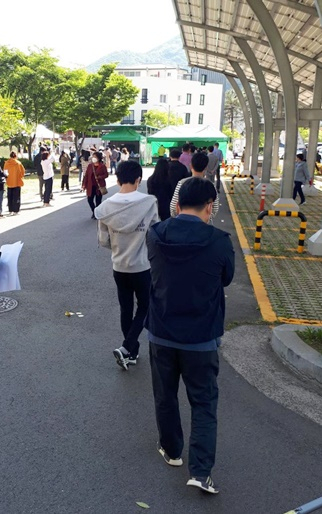 순천시 보건소에 시민들이 코로나 검사를 받기 위해 대기하고 있다.