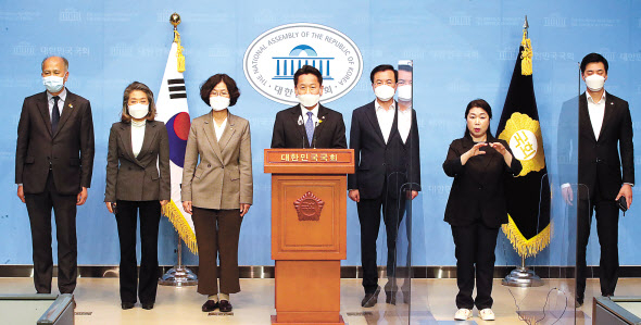 더불어민주당 초선모임(더민초) 의원들이 임혜숙·박준영·노형욱 등 장관 후보자에 대한 “최소 1명 지명철회”를 당지도부와 청와대에 요구하며 쇄신목소리를 키우고 있다. 사진은 지난달 12일 기자회견하는 더민초. 이상섭 기자