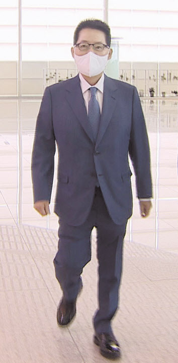 한미정상회담을 앞두고 양국 정보 사령탑들의 발길이 분주해졌다. 박지원 국가정보원장과 애브릴 헤인스 미국 국가정보국(DNI) 국장은 지난 12일 도쿄에서 다키자와 히로아키 일본 내각 정보관과 한미일 3국 정보기관장 회의를 했다. 박 원장은 방일 중 스가 요시히데 일본 총리를 만난 것으로 전해졌으며 헤인스 국장은 한미일 정보기관장 회의 후 곧바로 방한했다. 위쪽 사진은 방한 중인 헤인스 국장이 13일 오전 서울 시내 한 호텔을 나서고 있는 모습이다. 아래쪽 사진은 박 원장이 지난 11일 일본으로 출국하는 모습. [연합]