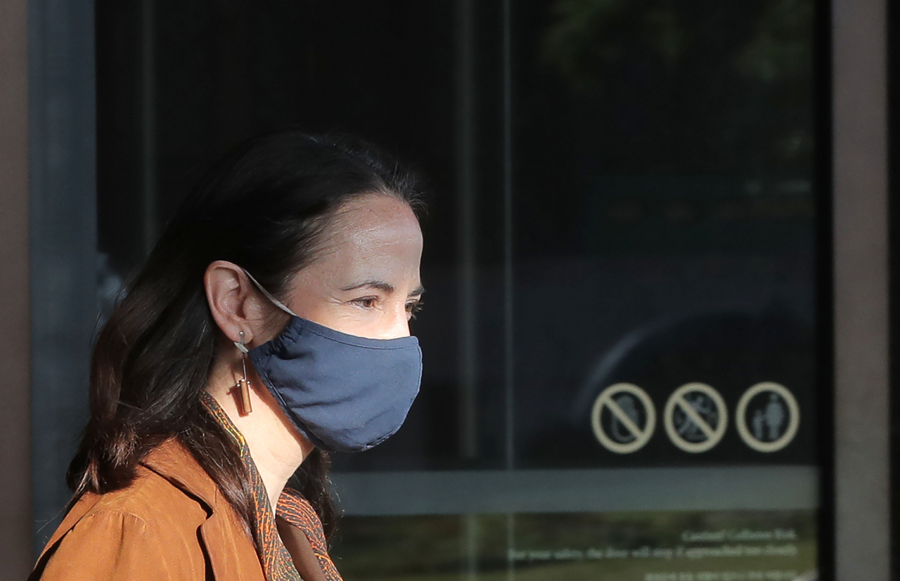 방한 중인 애브릴 헤인스 미국 국가정보국(DNI) 국장이 13일 오전 서울 시내 한 호텔을 나서고 있다. 헤인스 국장은 이날 비무장지대를 방문, 판문점 공동경비구역(JSA) 등을 시찰할 것으로 알려졌다. [연합]