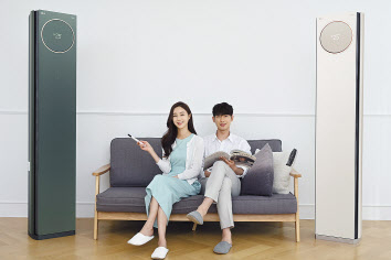 LG전자 모델들이 오브제컬렉션 색상이 적용된 LG 휘센 타워 에어컨을 소개하고 있다. [LG전자 제공]