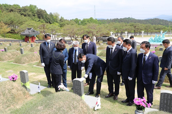 전남도의회 김한종 의장을 비롯한 도의원들이 12일 5.18묘역을 참배하고 있다. [도의회 제공]