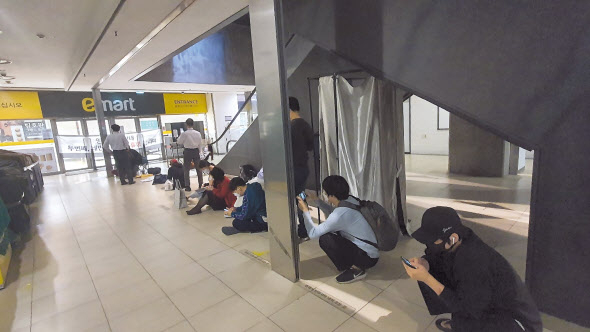 올 상반기 역대 최대 규모로 열리고 있는 와인장터의 인기가 심상치 않다. 오픈 2시간 전부터 이마트 용산점 매장 앞에 긴 줄로 늘어서 있는 고객들 모습. 김빛나 기자