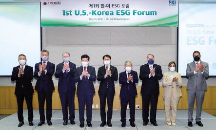 전국경제인연합회와 주한미국상공회의소(암참)는 13일 서울 여의도 전경련 컨퍼런스센터에서 ‘제1회 한·미 ESG 포럼’을 공동 개최했다. 왼쪽부터 앤드류 류 한국다우 사장, 스티븐 던바 존슨 뉴욕타임즈 인터내셔널 사장, 마이크 카바노 주한미국대사관 상무참사관, 제임스 김 주한미국상공회의소 회장, 김성주 더불어민주당 의원, 권태신 전경련 부회장, 그레고리 브리스코 주한미국대사관 상무공사, 발라카 니야지 한국P&G CEO, 안토니오스 룰루다키스 주한미국대사관 상무관. [전국경제인연합회 제공]