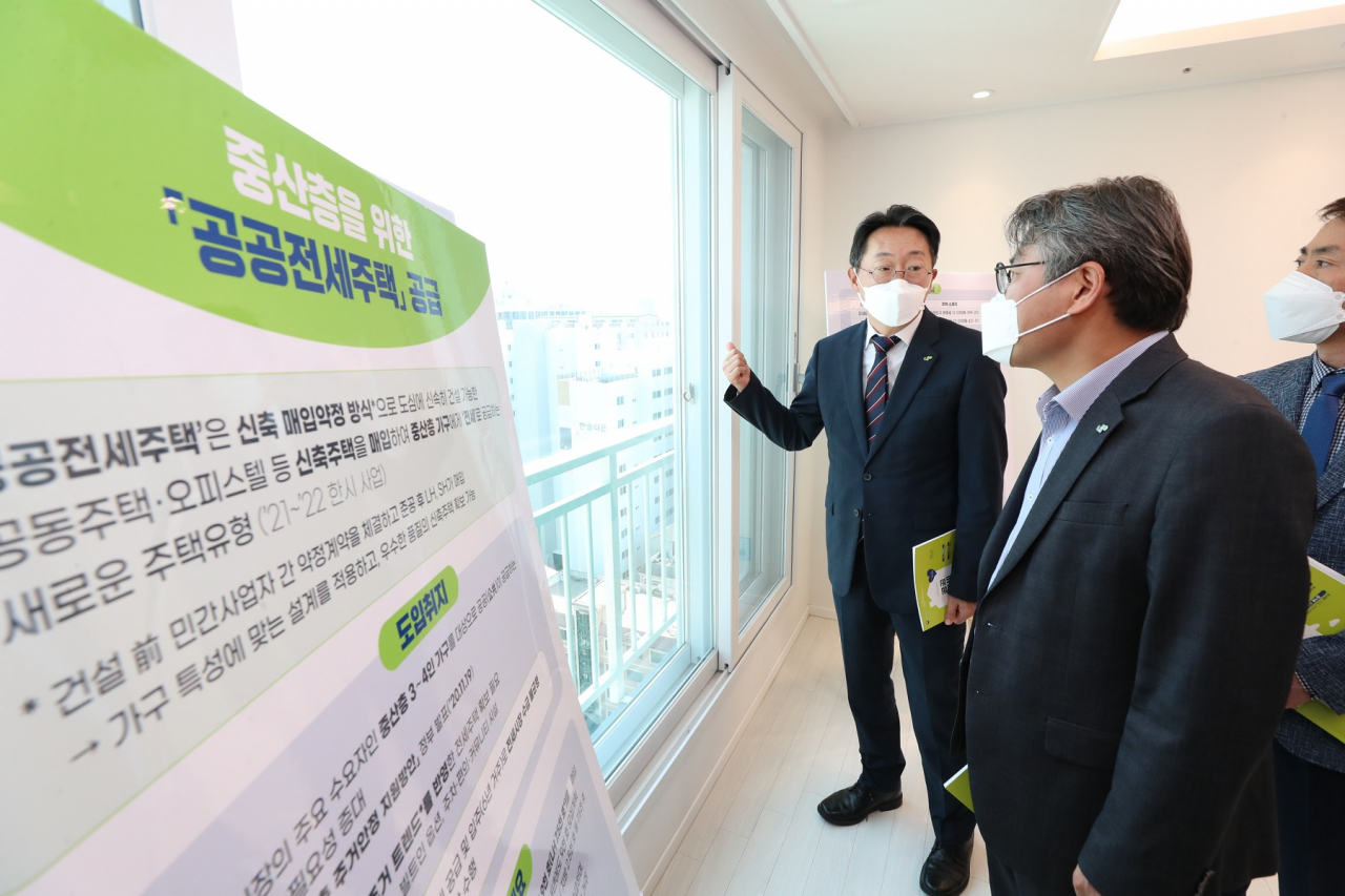 김현준 한국토지주택공사(LH) 사장이 13일 LH 1호 공공전세주택인 안양시 ‘미래타운’을 방문한 모습. [LH 제공]