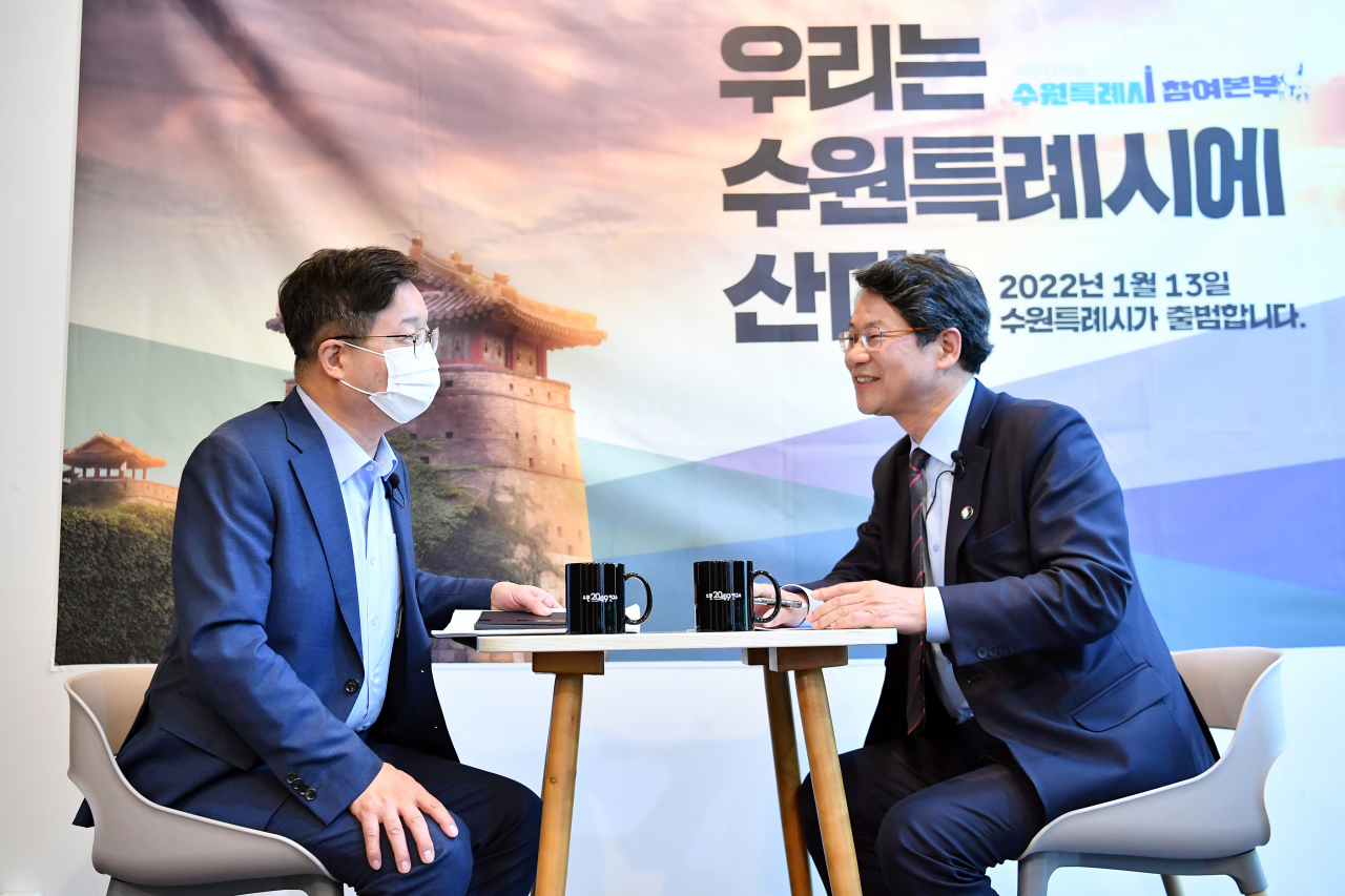 염태영 수원시장(왼쪽).