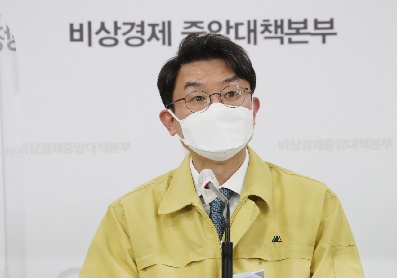 이억원 기획재정부 1차관이 12일 정부서울청사에서 제35차 비상경제 중대본회의 결과를 브리핑하고 있다. 연합뉴스