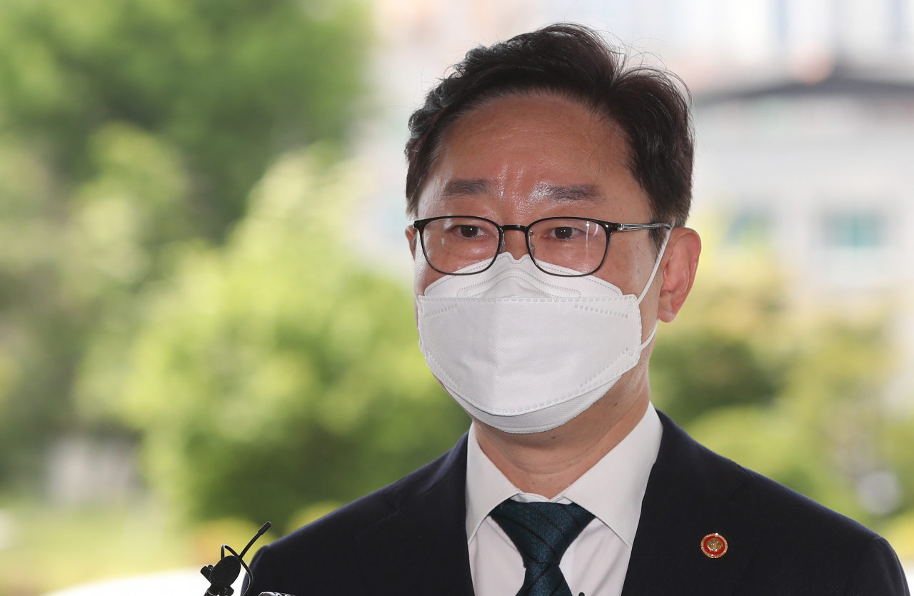 박범계 법무부 장관이 13일 강원 춘천지방검찰청을 방문해 취재진 질문에 답하고 있다. [연합]