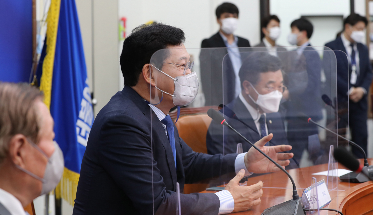 더불어민주당 송영길 대표가 13일 서울 여의도 국회에서 열린 상임고문단 간담회에서 인사말을 하고 있다. [연합]