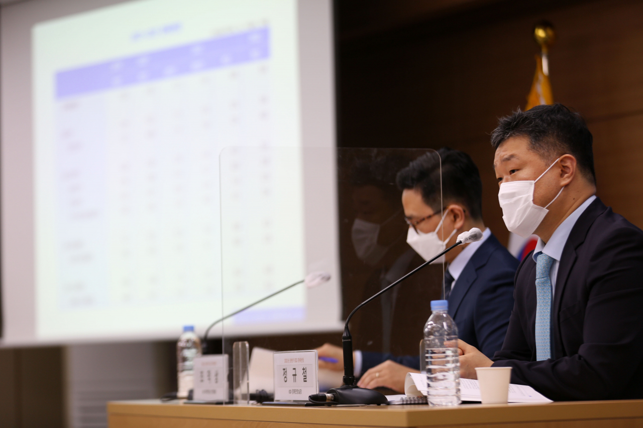 정규철 한국개발연구원(KDI) 경제전망실장(오른쪽)과 조덕상 KDI 경제전망실 전망총괄이 13일 정부세종청사에서 올해 상반기 경제전망 브리핑을 진행하고 있다. [KDI 제공]