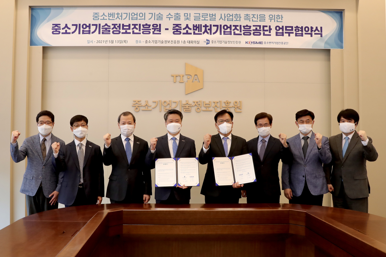 (왼쪽 네번째부터)김학도 중소벤처기업진흥공단 이사장과 이재홍 중소기업기술정보진흥원 원장이 13일 세종시 기정원 본원에서 중기 기술 수출을 위한 업무협약을 체결했다.[중소벤처기업진흥공단 제공]