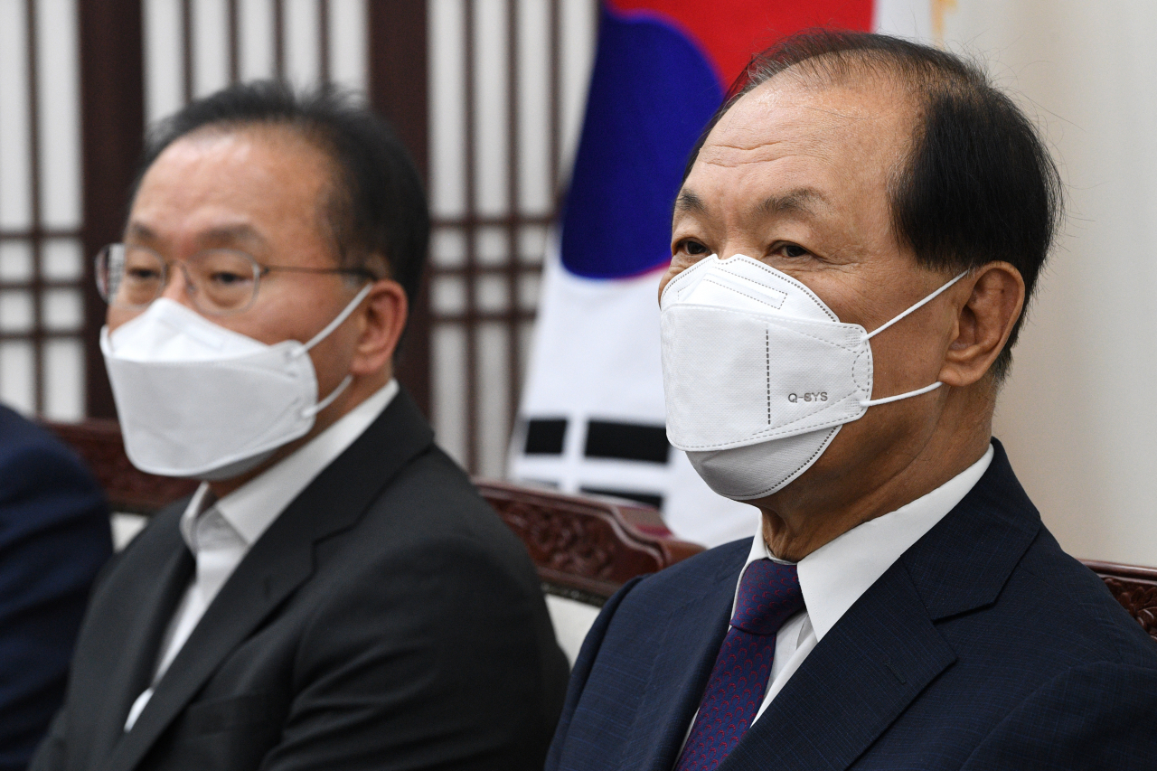 황우여 국민의힘 중앙당 선거관리위원장(오른쪽)이 11일 오후 서울 여의도 국회에서 열린 당 대표 및 최고위원 선출을 위한 중앙당 선거관리위원회 1차 회의에 참석, 김기현 대표 권한대행의 발언을 듣고 있다. [연합]