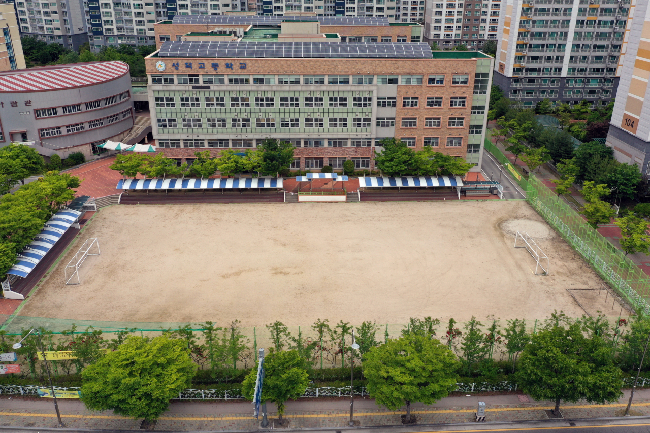 신종 코로나바이러스 감염증(코로나19) 집단감염이 발생한 광주 광산구 수완지구 성덕고등학교 교정이 11일 원격수업으로 한산하다. [연합]