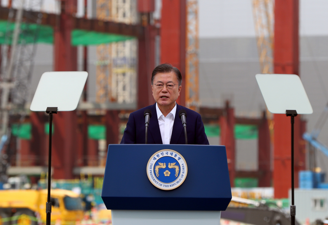 문재인 대통령이 13일 오후 경기도 평택시 삼성전자 평택단지 3라인 건설현장에 마련된 야외무대에서 열린 'K-반도체 전략 보고'에서 발언하고 있다. [연합]