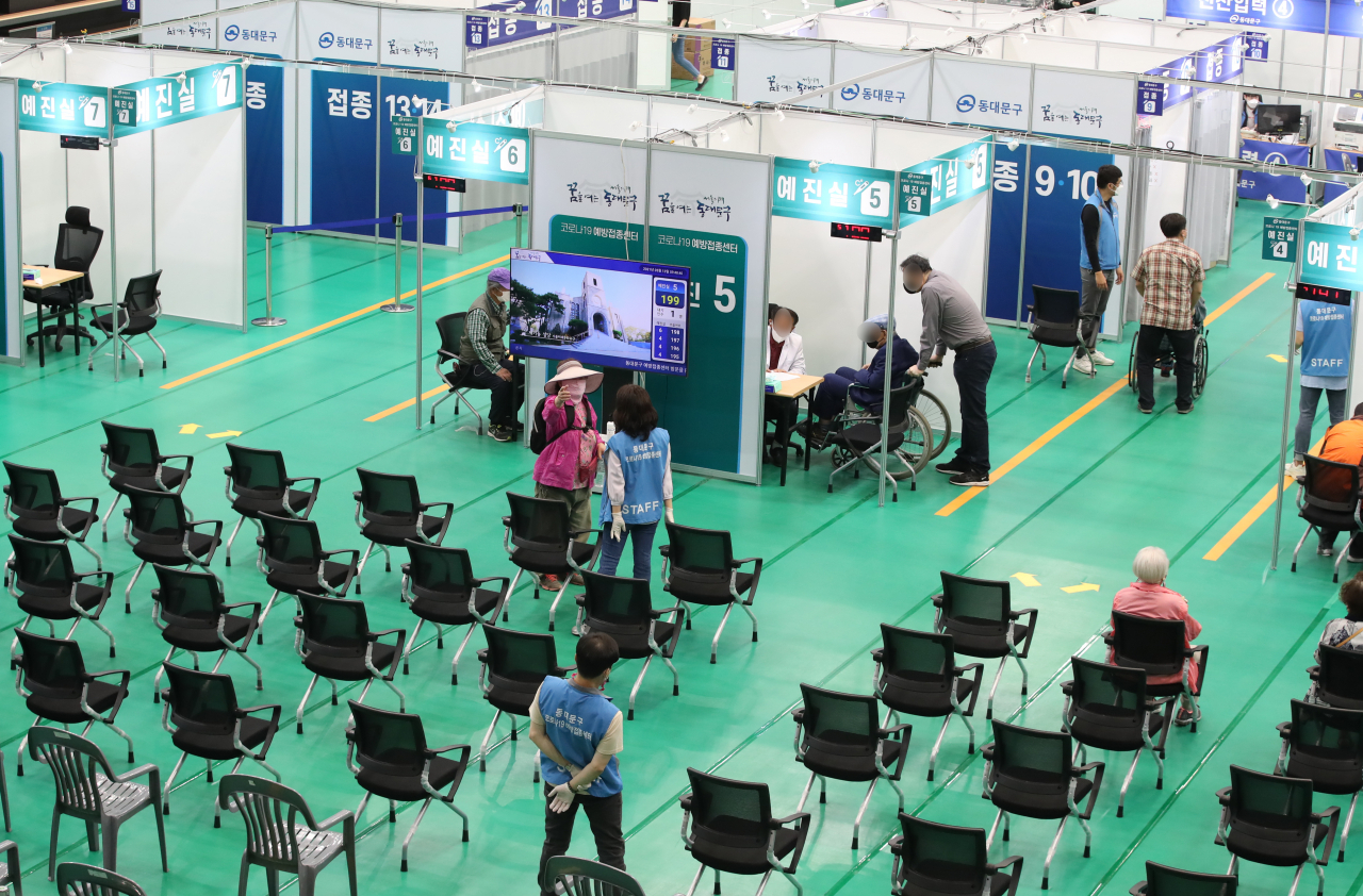이달 말부터 코로나19 백신을 맞게 될 70세 이상 어르신의 사전 접종 예약이 순조롭게 진행되고 있다. 13일 코로나19 예방접종대응추진단에 따르면 70&sim;74세 어르신의 접종 예약률은 이날 0시 기준 51.6%로 집계됐다. 65&sim;69세의 예약률은 38.4%로, 전날 31.3%보다 7.1%포인트 올랐다. 사진은 이날 서울 동대문구 체육관에 마련된 코로나19 동대문구 예방접종센터에서 접종 대기 중인 어르신들. [연합]