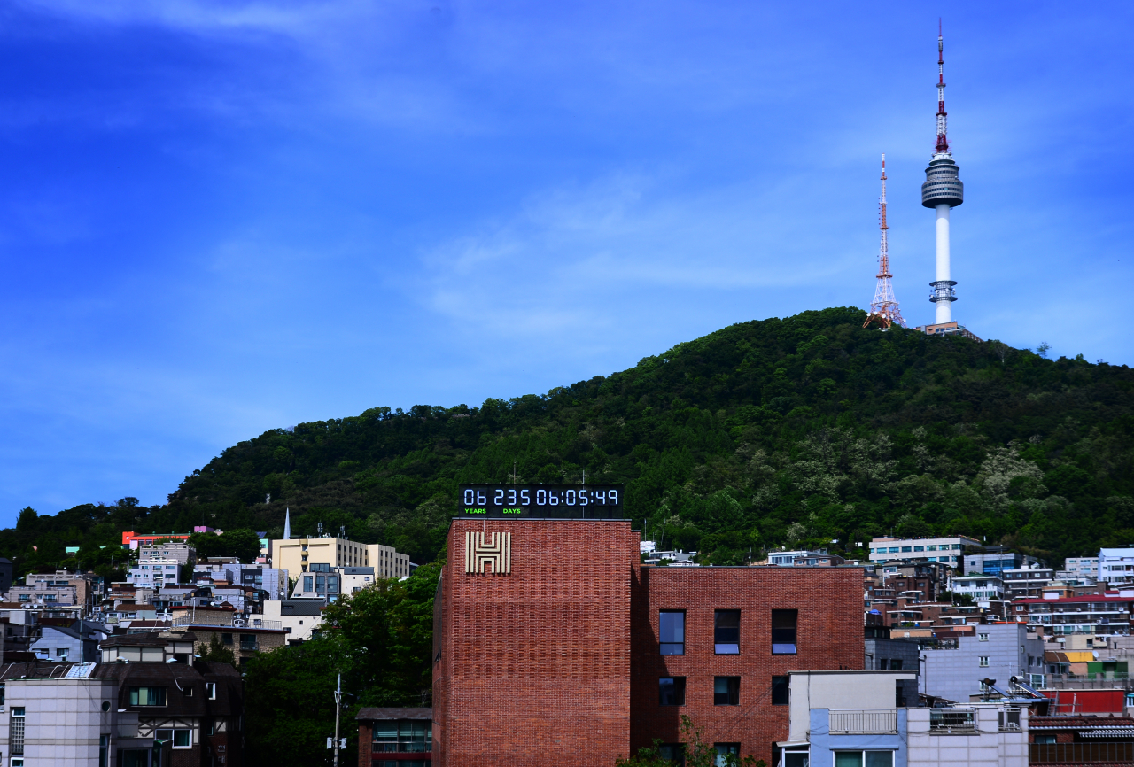 6년 8개월 남은 ‘지구의 시간’ 헤럴드스퀘어에 걸렸다