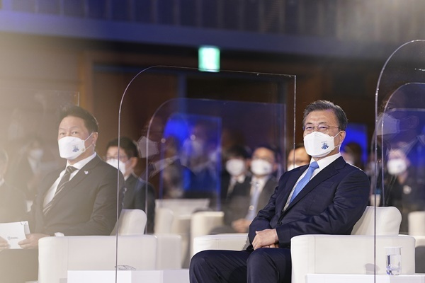 South Korean President Moon Jae-in (right) and Korea Chamber of Commerce and Industry chief and SK Group Chairman Chey Tae-won attend the 48th Commerce & Industry Day event hosted by the Korea Chamber of Commerce and Industry at its headquarters in Seoul on March 31. (Cheong Wa Dae)