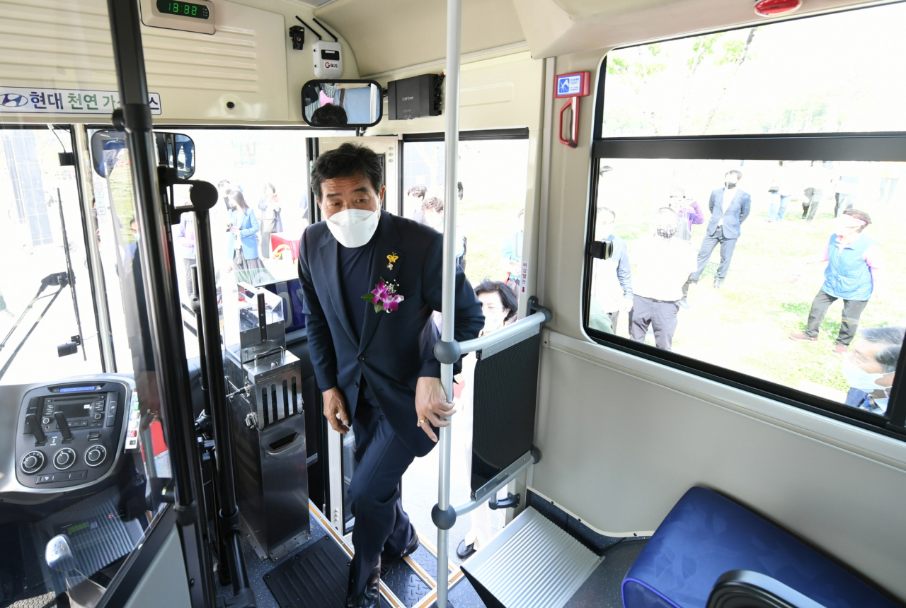 윤화섭 안산시장이 서부권 순환버스에 탑승했다.[안산시 제공]