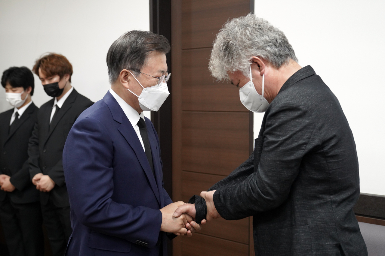문재인 대통령이 13일 오후 경기도 평택 안중백병원 장례식장에 마련된 고 이선호 씨 빈소를 찾아 조문하고 유족을 위로하고 있다. [연합]