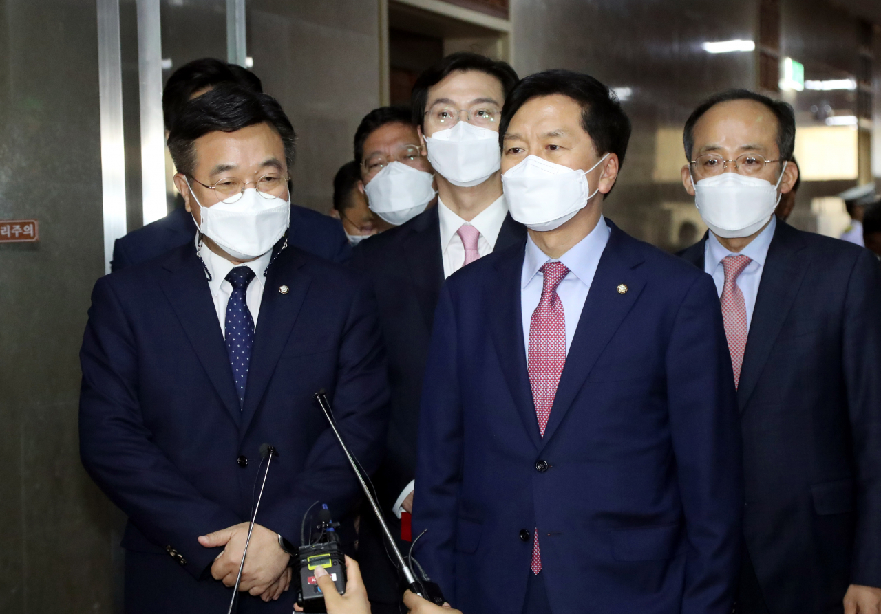 윤호중 더불어민주당 원내대표(왼쪽)와 국민의힘 김기현 원내대표가 13일 서울 여의도 국회 의장실 앞에서 협상 결렬을 알리고 있다. [연합]