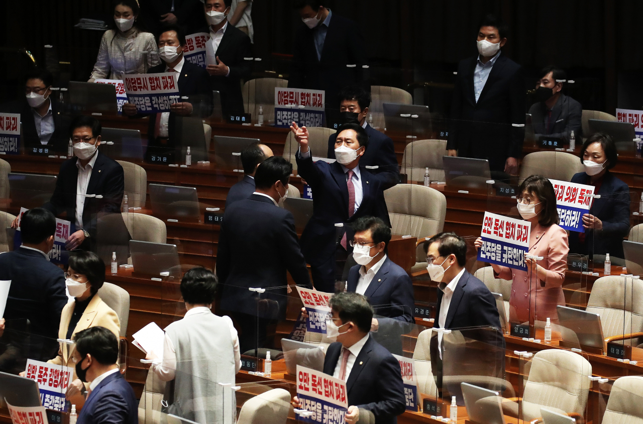 13일 국회 본회의에서 국민의힘 김기현 대표 권한대행 겸 원내대표와 의원들이 국무총리(김부겸) 임명동의안 표결에 반대하는 손팻말을 들고 항의하고 있다. [연합]