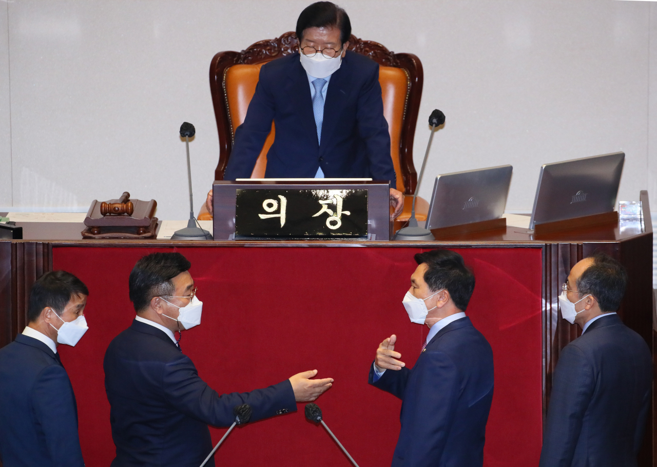김부겸 국무총리 후보자의 청문보고서가 인사청문특위에서 채택되지 않은 가운데 13일 서울 여의도 국회 본회의장에서 더불어민주당 윤호중 원내대표(가운데 왼쪽)와 국민의힘 김기현 원내대표가 박병석 국회의장 앞에서 논쟁하고 있다. 더불어민주당은 이날 김 후보자의 임명동의안 처리에 나섰다. [연합]