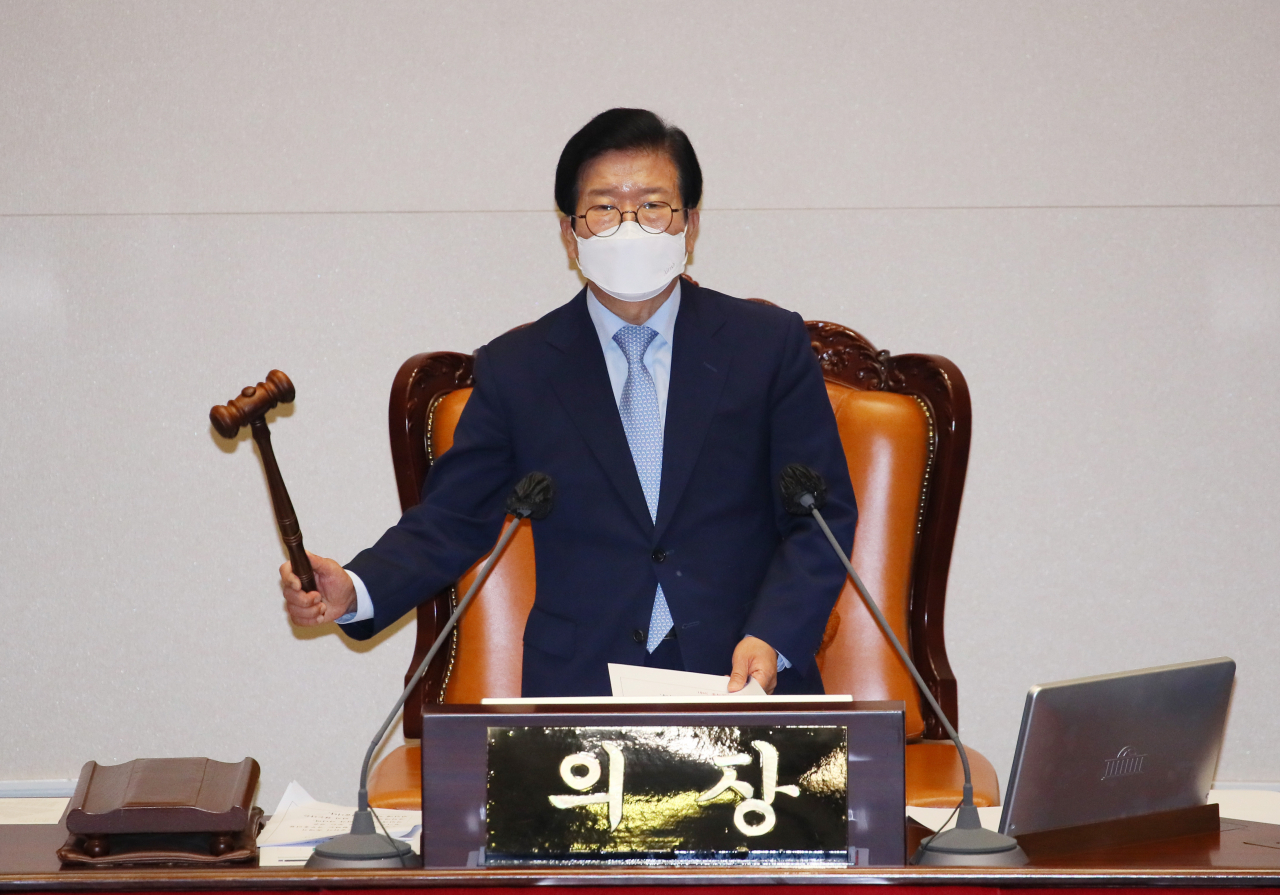 박병석 국회의장이 13일 서울 여의도 국회에서 열린 본회의에서 김부겸 국무총리 후보자 임명동의안을 가결하고 있다. 이날 표결에 국민의힘은 불참했다. [연합]