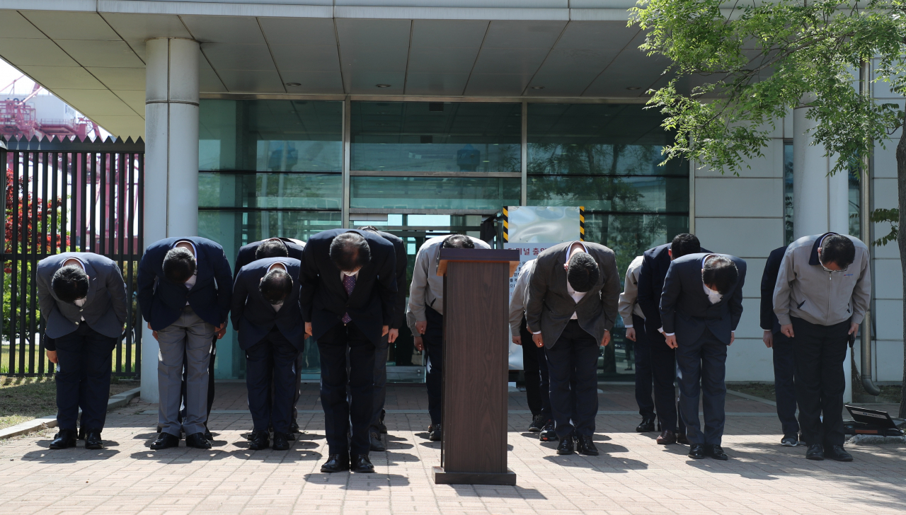 지난 12일 오후 경기 평택시 포승읍 평택항 신컨테이너 터미널 운영동 입구에서 주식회사 '동방' 관계자들이 지난달 발생한 고(故) 이선호 씨의 산재 사고에 대해 공식 사과하고 있다. [연합]