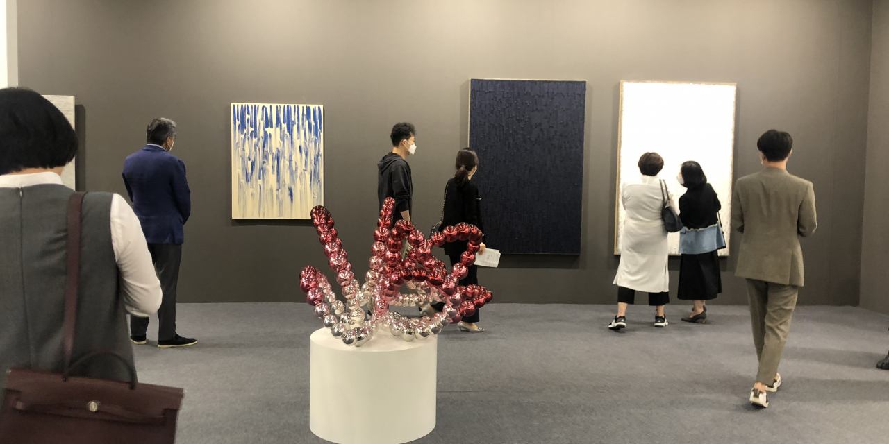 장 미셸 오토니엘의 조각과 단색화 작가 하종현의 대형 회화, 이우환의 작품을 내 건 국제갤러리. [사진=헤럴드DB]