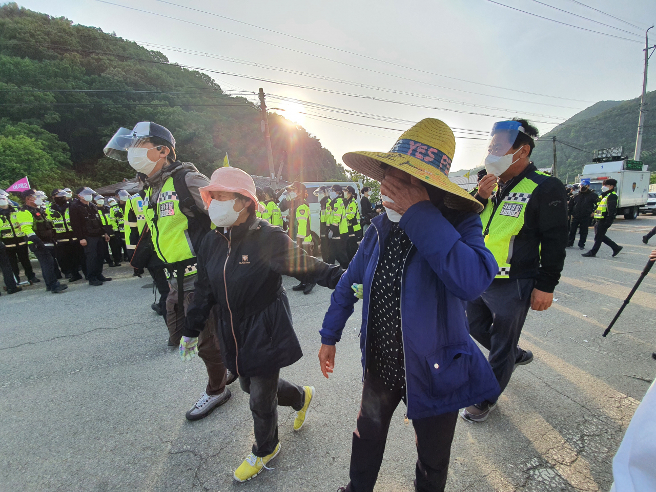 14일 오전 사드(THAAD·고고도미사일방어체계)기지 입구인 경북 성주군 초전면 소성리 마을회관 앞 도로에서 주민들을 경찰이 해산 시키고 있다. [연합]