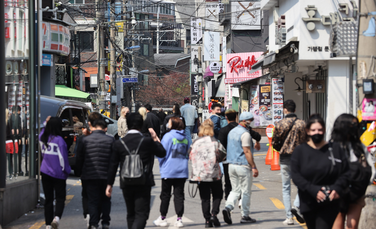 “공정에 대한 그들의 외침은 그들이 처한 심리적 압박과 가치의 퇴조라는 배경하에서 형성된 정서적 기초가 특정 이슈와 맞물려 터져 나오는 현상에 가깝다.(&hellip;)90년대생 사이에서 공정은 가치와 논리보다는 느낌, 즉 ‘공정감’의 문제가 된다”(‘K-를 생각한다’에서)연합뉴스