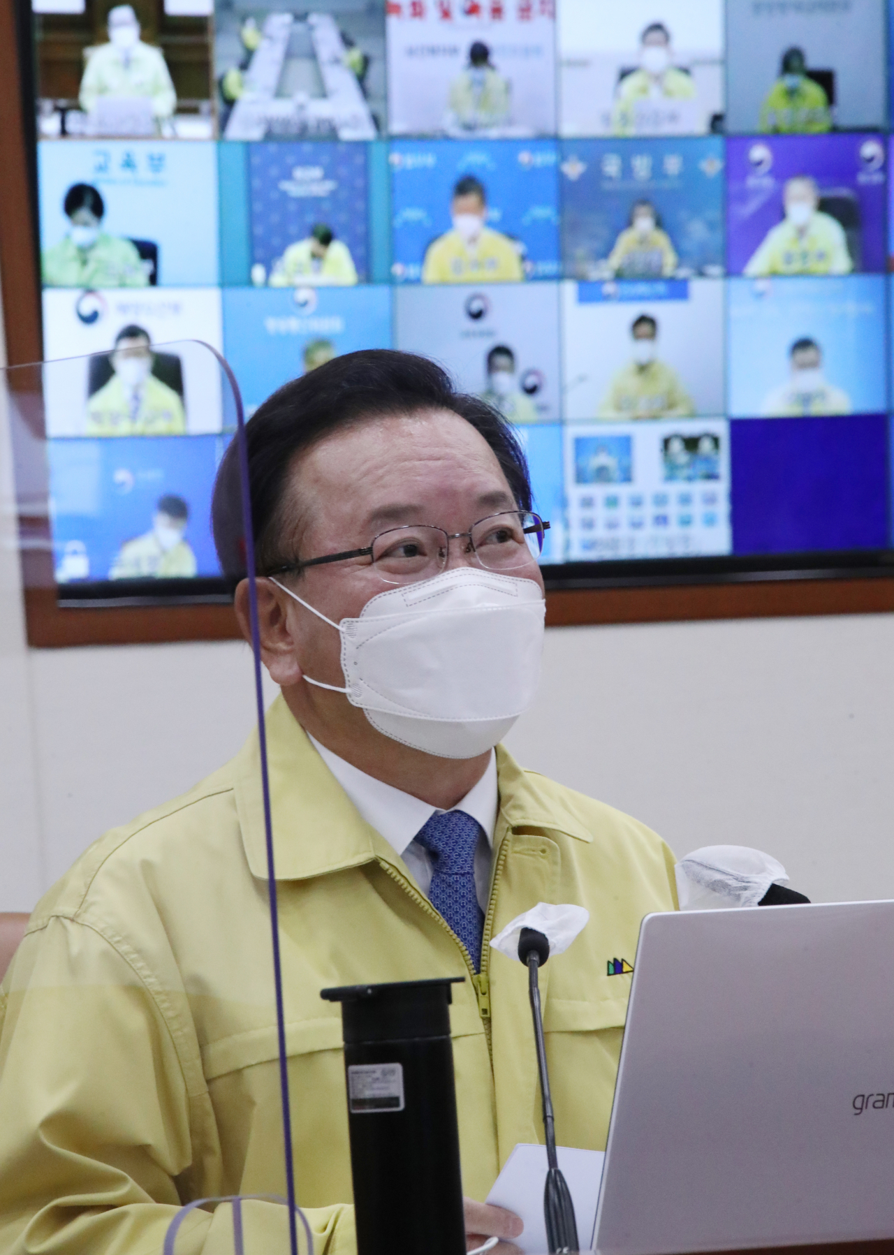 임기가 시작된 김부겸 신임 국무총리가 14일 정부서울청사에서 열린 코로나19 대응 중앙재난안전대책본부(중대본) 회의를 처음 주재하며 공식 업무수행을 시작하고 있다. [연합]