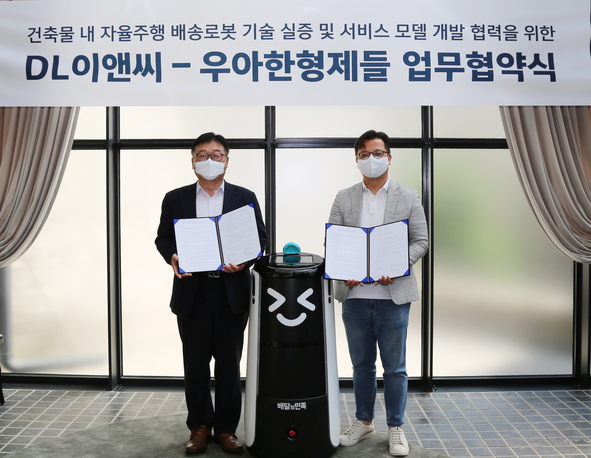 나재현 DL이앤씨 주택사업본부 엔지니어링실장(사진 왼쪽), 김요섭 우아한형제들 로봇사업실장이 참석한 가운데 업무협약식이 진행되었다.