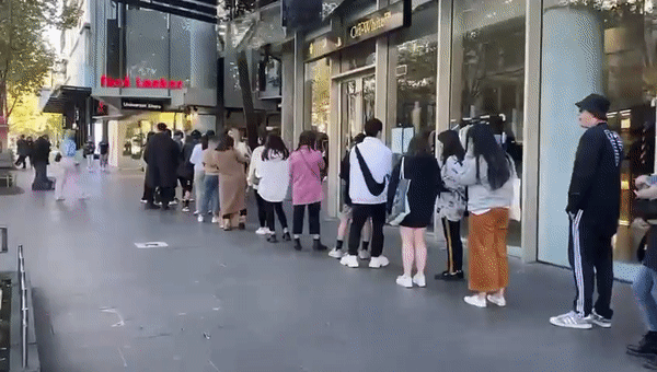 호주 멜버른 ‘아크메드라비(ADLV)’ 매장 앞에 구매를 원하는 사람들의 줄이 길게 이어지고 있다. [아크메드라비 제공]