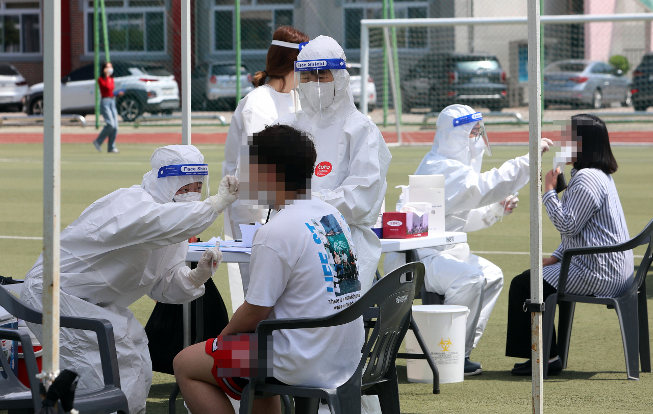 13일 강원 인제군의 한 고교에 재학 중인 고교생 2명이 코로나19 확진 판정을 받자 해당 학교에 임시선별진료소를 마련, 학생과 교사 등 313명을 대상으로 전수 검사를 하고 있다. 연합뉴스