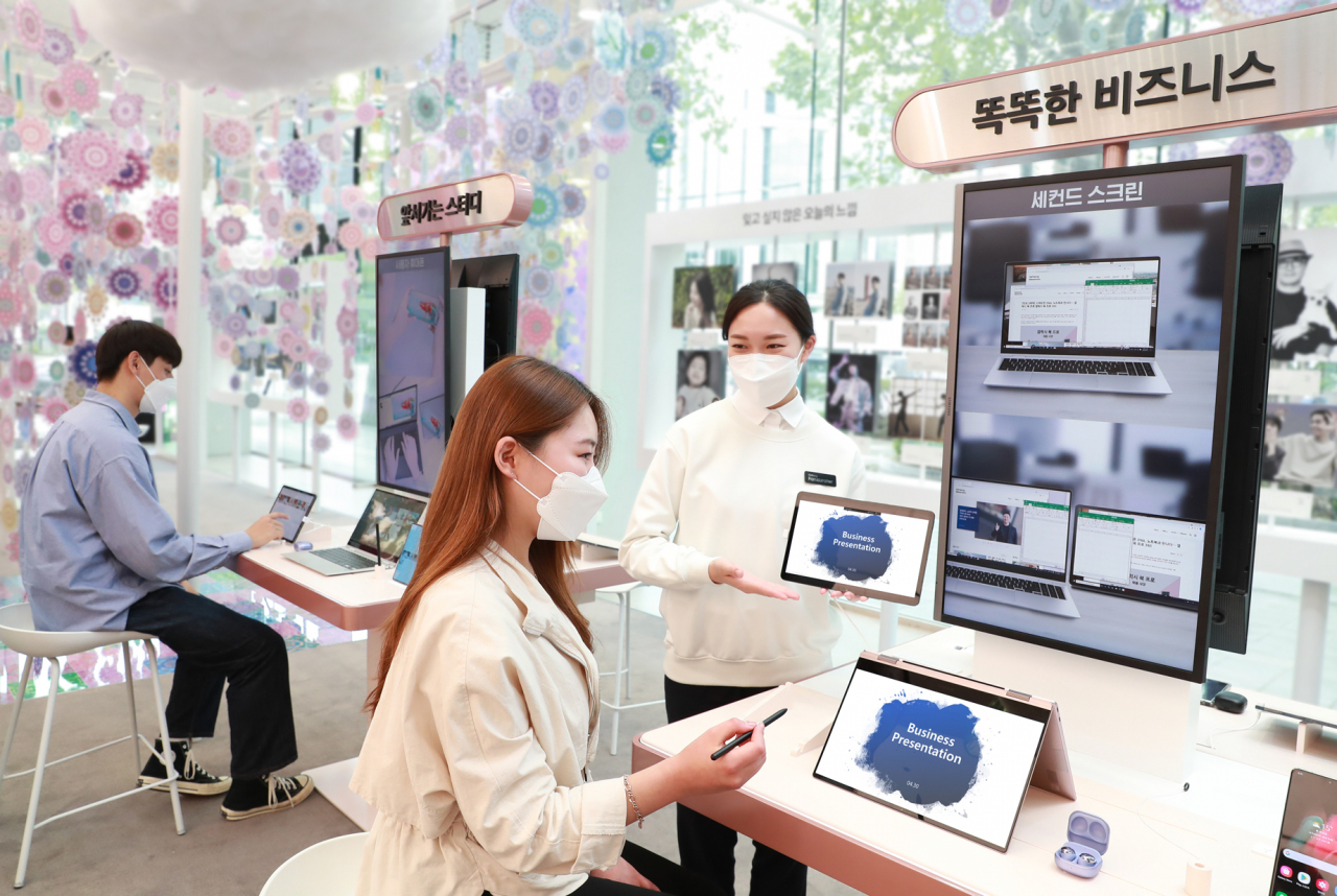 삼성 디지털프라자 삼성대치본점 '갤럭시 스튜디오'에서 소비자들이 스마트폰·태블릿·웨어러블 기기 등 다양한 갤럭시 기기와 쉽고 편리하게 연동되는 '갤럭시 북 프로' 시리즈의 혁신적인 연결성을 체험하고 있는 모습. [삼성전자 제공]