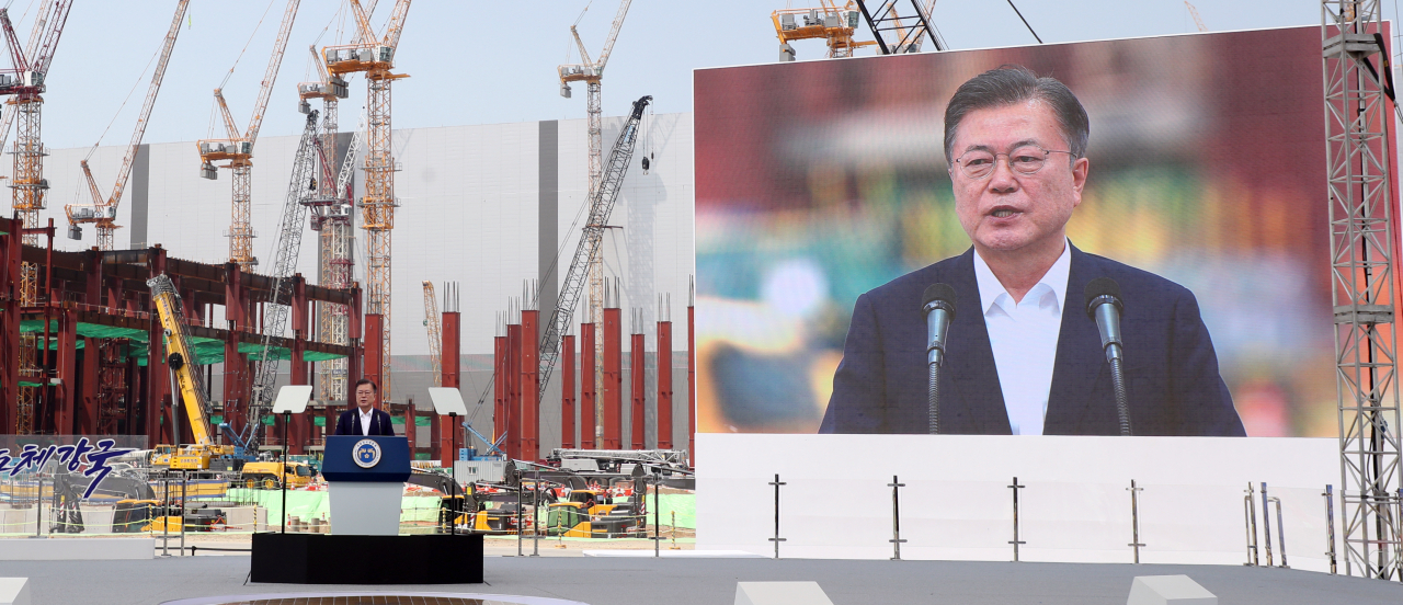 문재인 대통령이 13일 오후 경기도 평택시 삼성전자 평택단지 3라인 건설현장에 마련된 야외무대에서 열린 'K-반도체 전략 보고'에서 연설하고 있다.[연합]