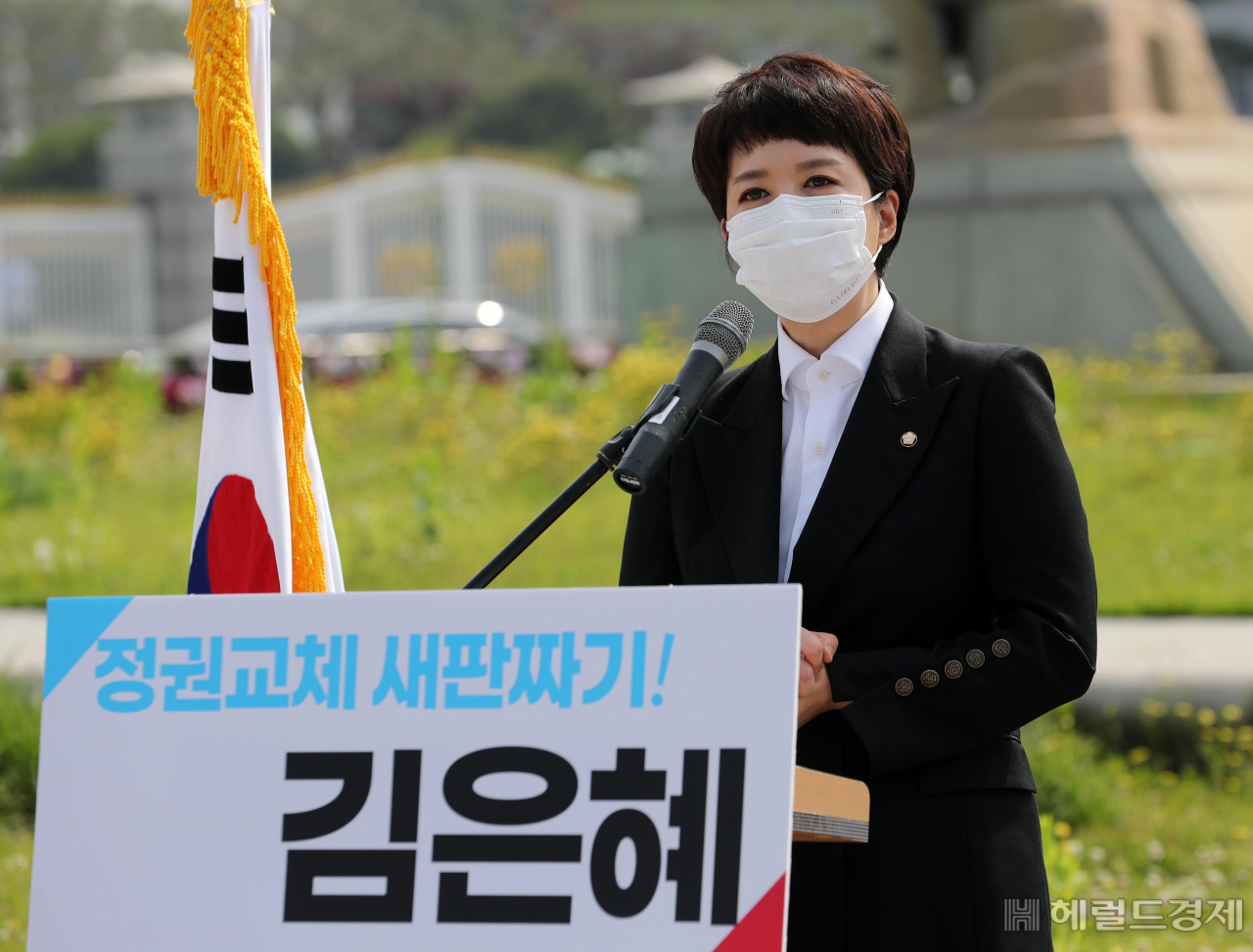[헤럴드경제=이상섭 기자] 김은혜 국민의힘 의원이 14일 오전 청와대 분수대 앞에서 당대표 경선 출마선언을 하고 있다. babtong@heraldcorp.com