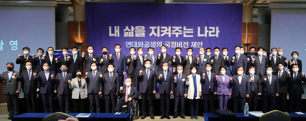 10일 서울 용산구 백범기념관에서 열린 더불어민주당 이낙연 전 대표 싱크탱크 '연대와 공생' 주최 국정 비전 제안 심포지엄에서 송영길 민주당 대표와 이낙연 전 대표 등 참석자들이 기념촬영을 하고 있다. [국회사진기자단]