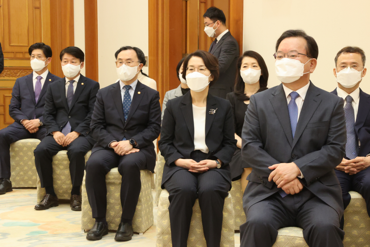김부겸 신임 국무총리와 장관들이 14일 오전 청와대에서 열린 임명장 수여식에 참석해 있다. 오른쪽부터 김부겸 총리, 임혜숙 과기정통부 장관, 문승욱 산업통상자원부 장관, 안경덕 고용노동부 장관, 노형욱 국토교통부 장관. [연합]