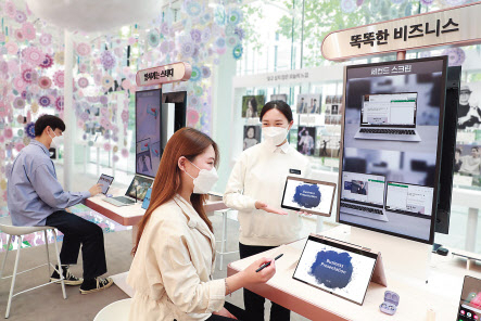 삼성 디지털프라자 삼성대치본점 ‘갤럭시 스튜디오’에서 소비자들이 스마트폰·태블릿·웨어러블 기기 등 다양한 갤럭시 기기와 쉽고 편리하게 연동되는 ‘갤럭시 북 프로’ 시리즈의 혁신적인 연결성을 체험하고 있는 모습. [삼성전자 제공]