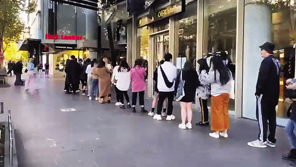 호주 멜버른 아크메드라비(ADLV) 매장에 서 있는 사람들. [아크메드라비 제공]