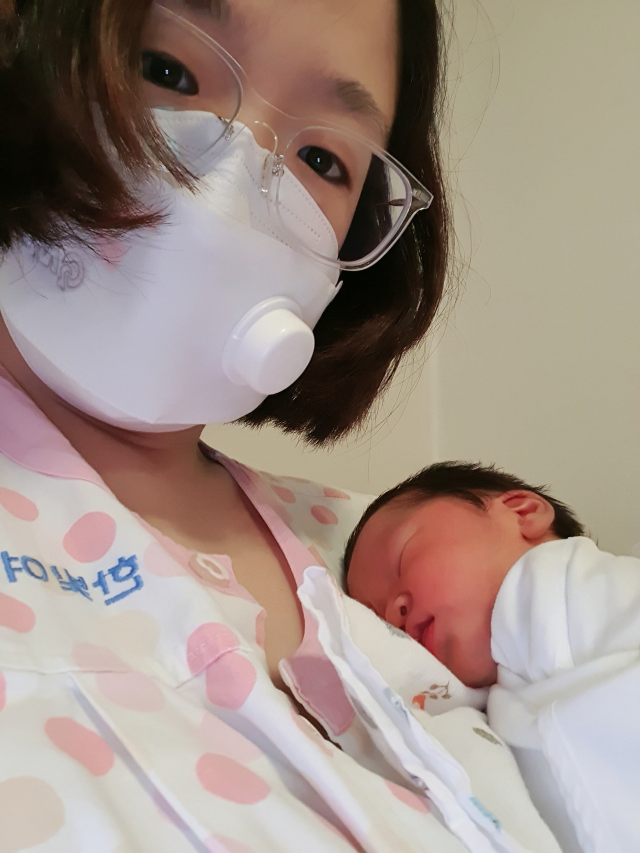 지난 8일 출산한 용혜인 기본소득당 의원이 본지 요청으로 산후 조리 중 아들과 함께 찍은 사진을 14일 보내왔다. 역대 여성 의원 중 임기 중 출산 3번째인 용 의원은 ‘국회 회의장 아이동반법’을 발의해 이번엔 국회가 ‘예스키드존’이 될지 주목된다. [용혜인 의원 제공]