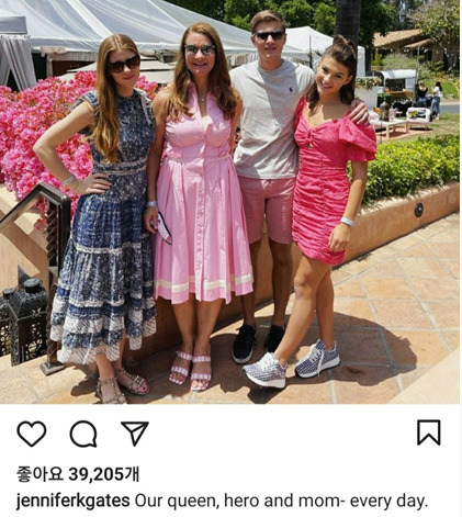 게이츠 부부 장녀 제니퍼가 빌 게이츠와 멀린다 이혼 발표 후 처음 올린 가족 사진. 아버지 빌 게이츠는 제외됐다. [제니퍼 인스타 캡처]