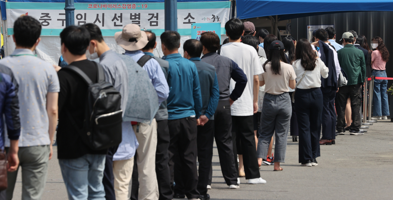 코로나19 신규 확진자가 연이틀 700명대를 기록한 14일 오전 서울시 중구 서울역 코로나19 선별검사소에 시민들이 검사를 받기 위해 줄을 서 있다. [연합]