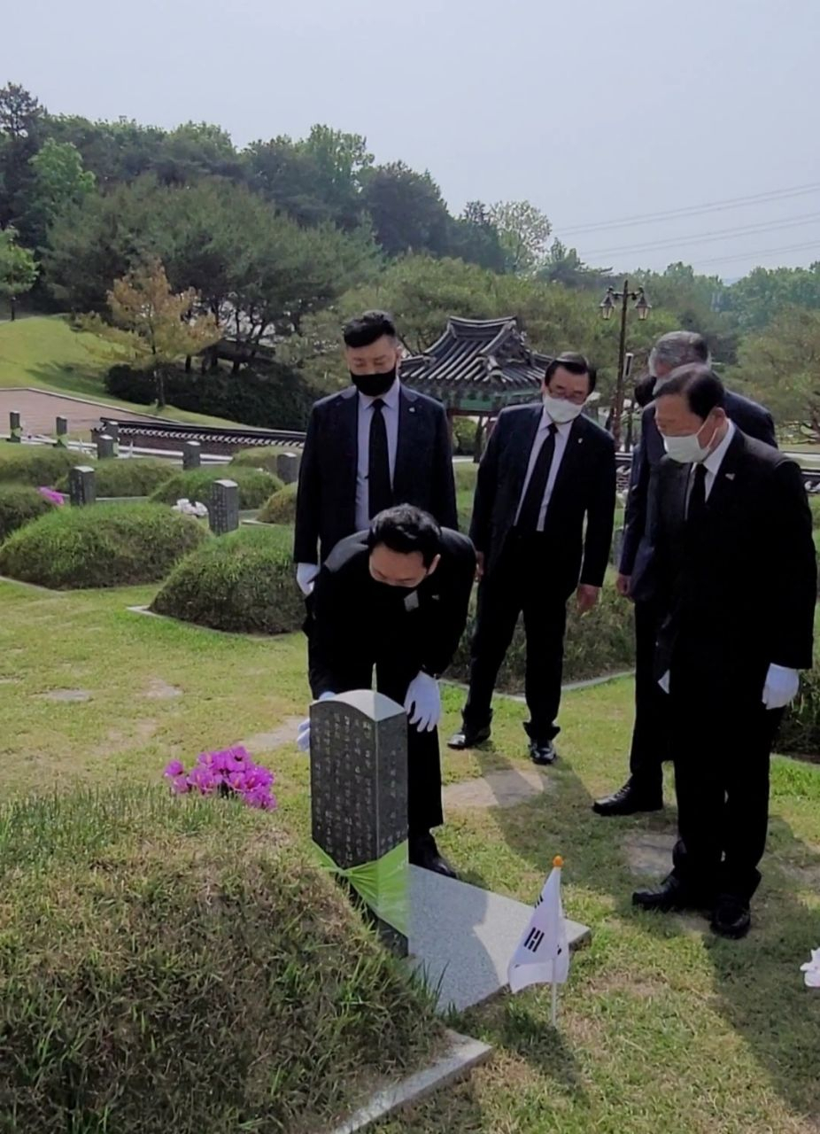 장성민 세계와동북아평화포럼 이사장이 14일 5·18 국립묘지를 찾아 묘비를 살펴보고 있다.