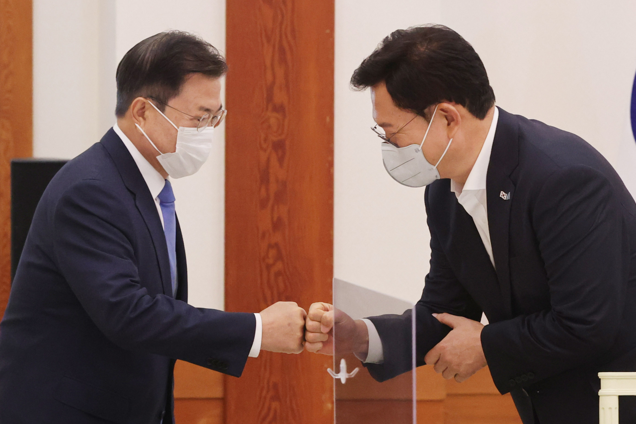 문재인 대통령이 14일 오전 청와대에서 열린 더불어민주당 지도부 초청 간담회에서 송영길 대표와 인사하고 있다. [연합]