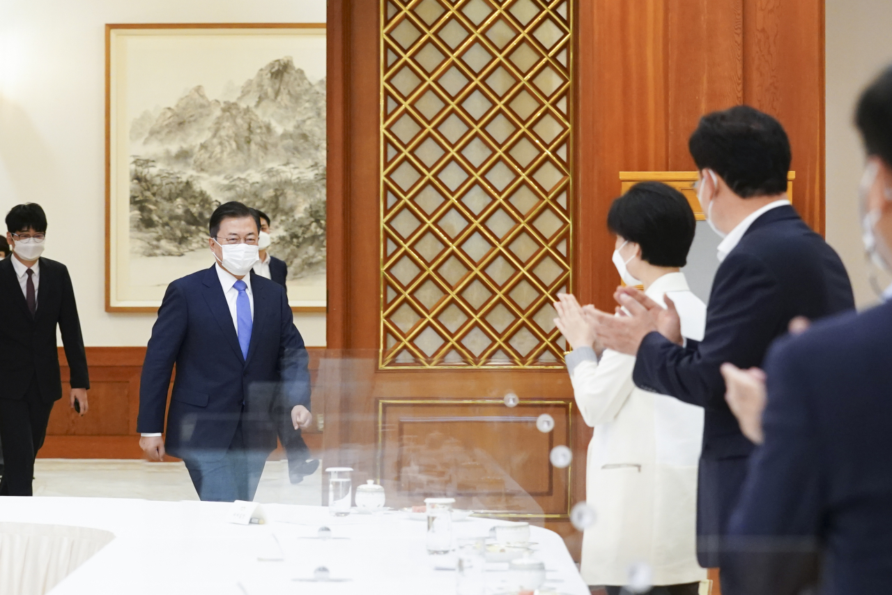 문재인 대통령이 14일 오전 청와대에서 열린 더불어민주당 지도부 초청 간담회에 참석하고 있다. [연합]