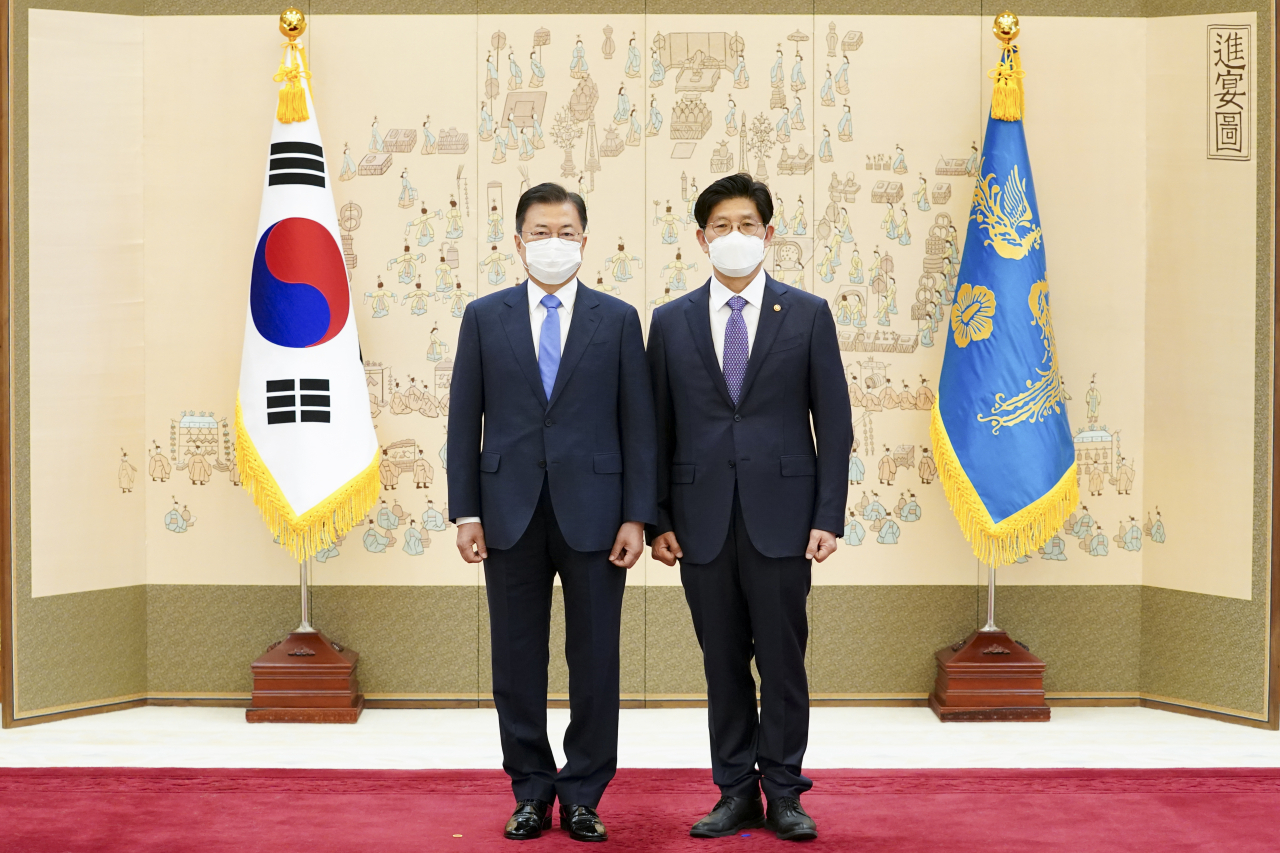 문재인 대통령이 14일 오전 청와대에서 노형욱 국토교통부장관에게 임명장을 수여하고 기념사진을 촬영하고 있다. [연합]