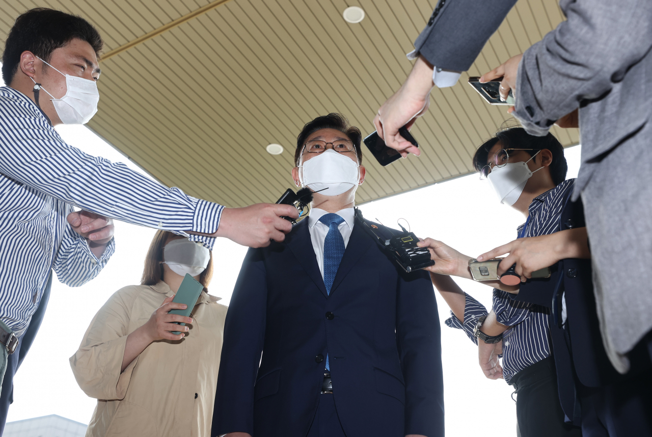 박범계 법무부 장관이 14일 오전 정부과천청사 법무부로 출근을 하며 취재진의 질문을 받고 있다.[연합]